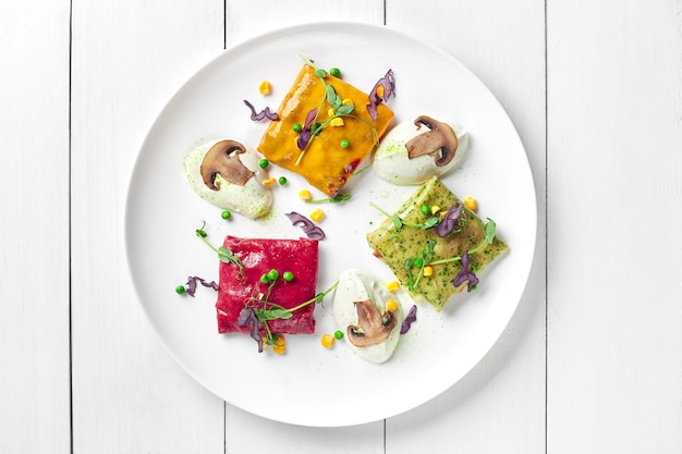 farfurie cu mâncare colorată